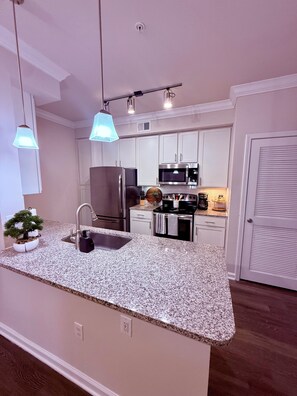 Microwave, oven, stovetop, dishwasher - Chic 1-bedroom apartment with AC, fitness room in wonderful Houston (Houston)