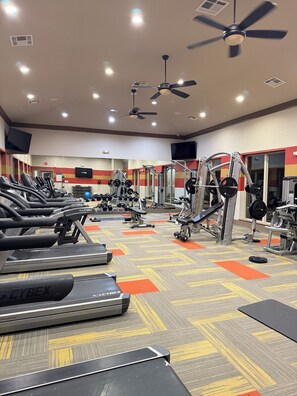 Fitness facility - Chic 1-bedroom apartment with AC, fitness room in wonderful Houston (Houston)