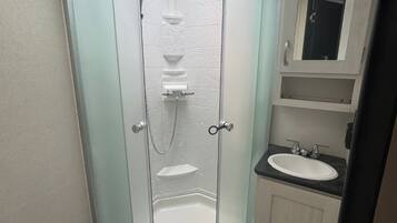 Regadera, toallas, jabón, papel de baño