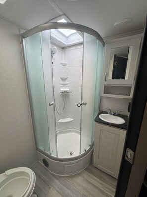 Suihku, pyyhkeet, saippua, vessapaperi