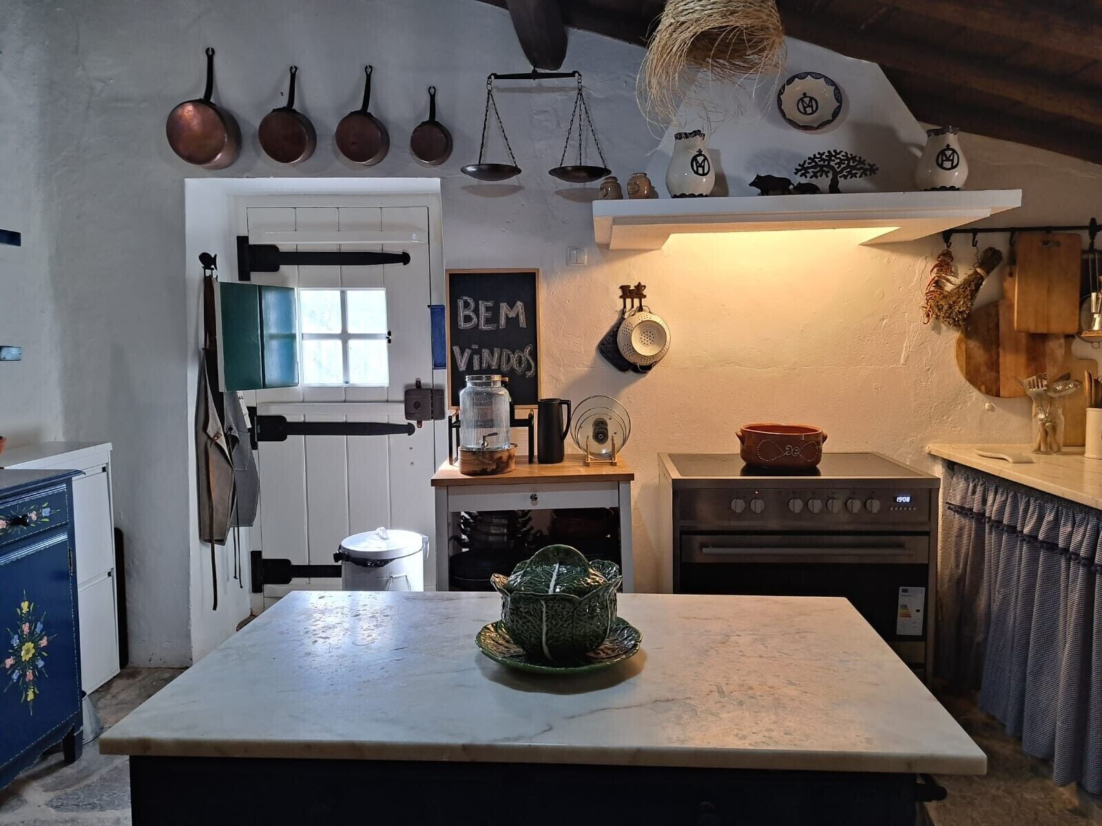 Een koelkast, een oven, een kookplaat, een vaatwasser