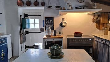 Een koelkast, een oven, een kookplaat, een vaatwasser