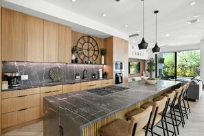 Micro-ondas, cooktop, lava-louças, cafeteira/chaleira