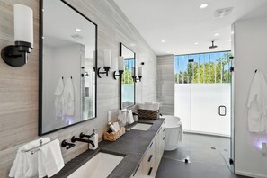 Toilet paper - The Lunith Retreat, Perfect for Groups & Events (Austin)