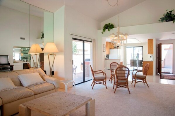 Living area - Ironwood Country Club 2-bedroom 2-bath with Mountain Views on lush greenbelt. (Palm Desert)