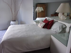 2 bedrooms, iron/ironing board, Internet, bed sheets