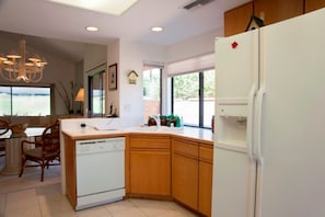 Private kitchen - Ironwood Country Club 2-bedroom 2-bath with Mountain Views on lush greenbelt. (Palm Desert)