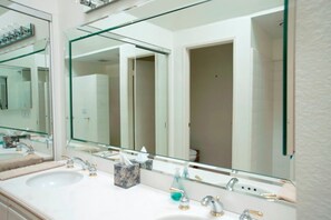 Shower, hair dryer, towels - Ironwood Country Club 2-bedroom 2-bath with Mountain Views on lush greenbelt. (Palm Desert)