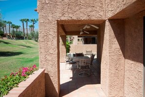 Outdoor dining - Ironwood Country Club 2-bedroom 2-bath with Mountain Views on lush greenbelt. (Palm Desert)
