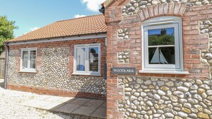 A building with a stone facade and a tiled roof. - Woodlark (King's Lynn)