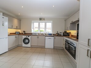 Dishwasher, cookware/dishes/utensils - Woodlark (King's Lynn)