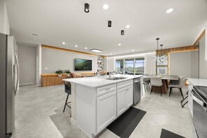 Microwave, high chair - 10 BD/ 9 BA/ Windsor Cay (16215 CC) (Clermont)