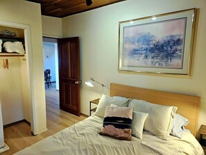 2 habitaciones, escritorio, tabla de planchar con plancha y wifi gratis 