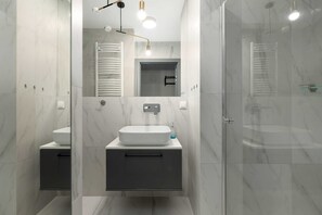 Shower, hair dryer, towels, shampoo