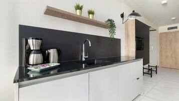 Kühlschrank, Mikrowelle, Herdplatte, Geschirrspüler