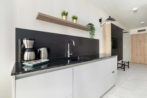 Kühlschrank, Mikrowelle, Herdplatte, Geschirrspüler