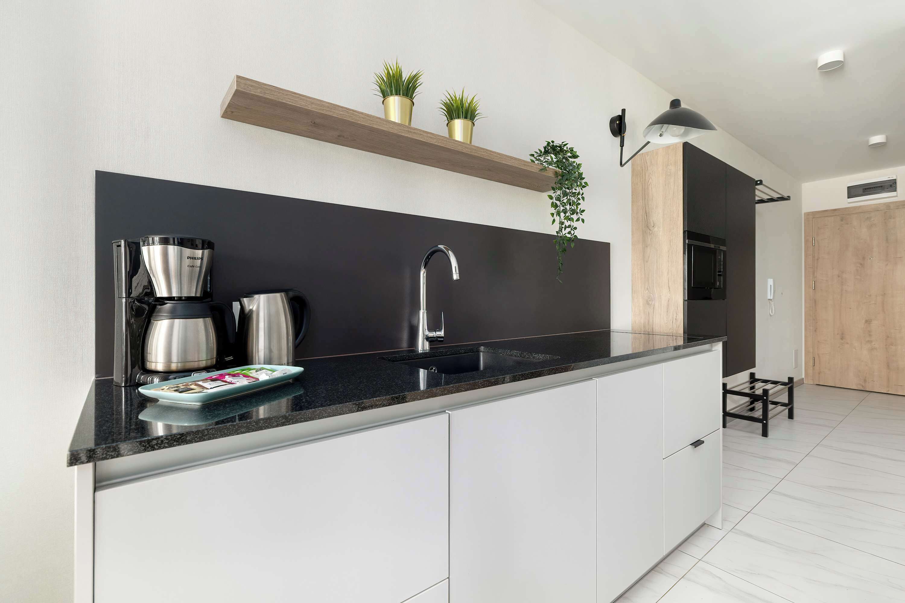 Kühlschrank, Mikrowelle, Herdplatte, Geschirrspüler