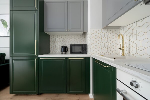 Fridge, microwave, oven, stovetop
