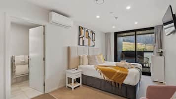 1 bedroom, travel cot, WiFi, bed sheets