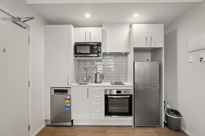 Een koelkast, een microgolfoven, een oven, een kookplaat