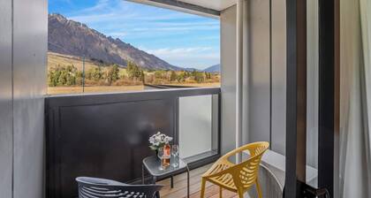 Modern Queenstown Studio Near Airport & Shops