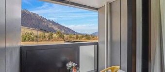 Modern Queenstown Studio Near Airport & Shops
