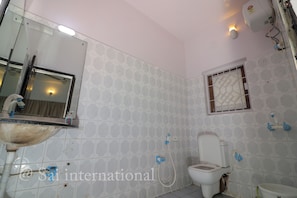 Quarto casal conforto, para fumantes | Banheiro | Chuveiro, toalhas de banho, sabonete, shampoo