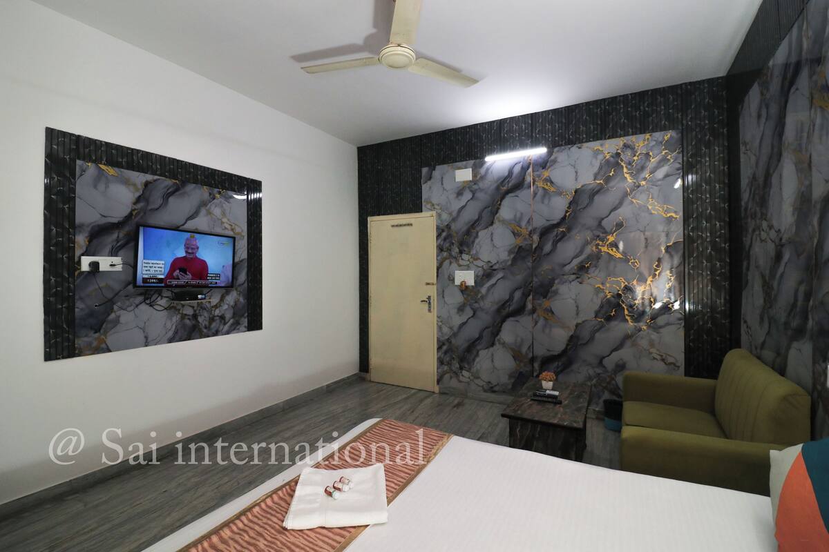 Classic Single Room, Smoking, City View | Meja, ruang kerja komputer riba, Wi-fi percuma