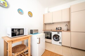 Kylskåp, mikrovågsugn, ugn och diskmaskin