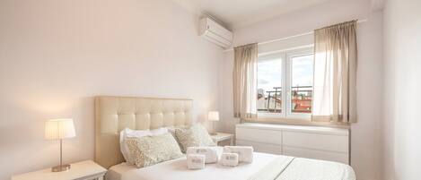 1 bedroom, desk, iron/ironing board, Internet