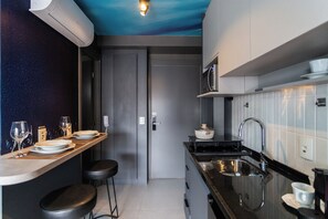 Studio | Private kitchen | Microwave, cookware/dishes/utensils - Lira Perdizes (Sao Paulo)