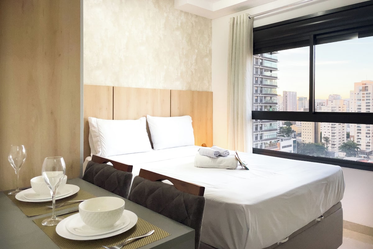 Studio | Premium bedding, blackout curtains, iron/ironing board, free WiFi