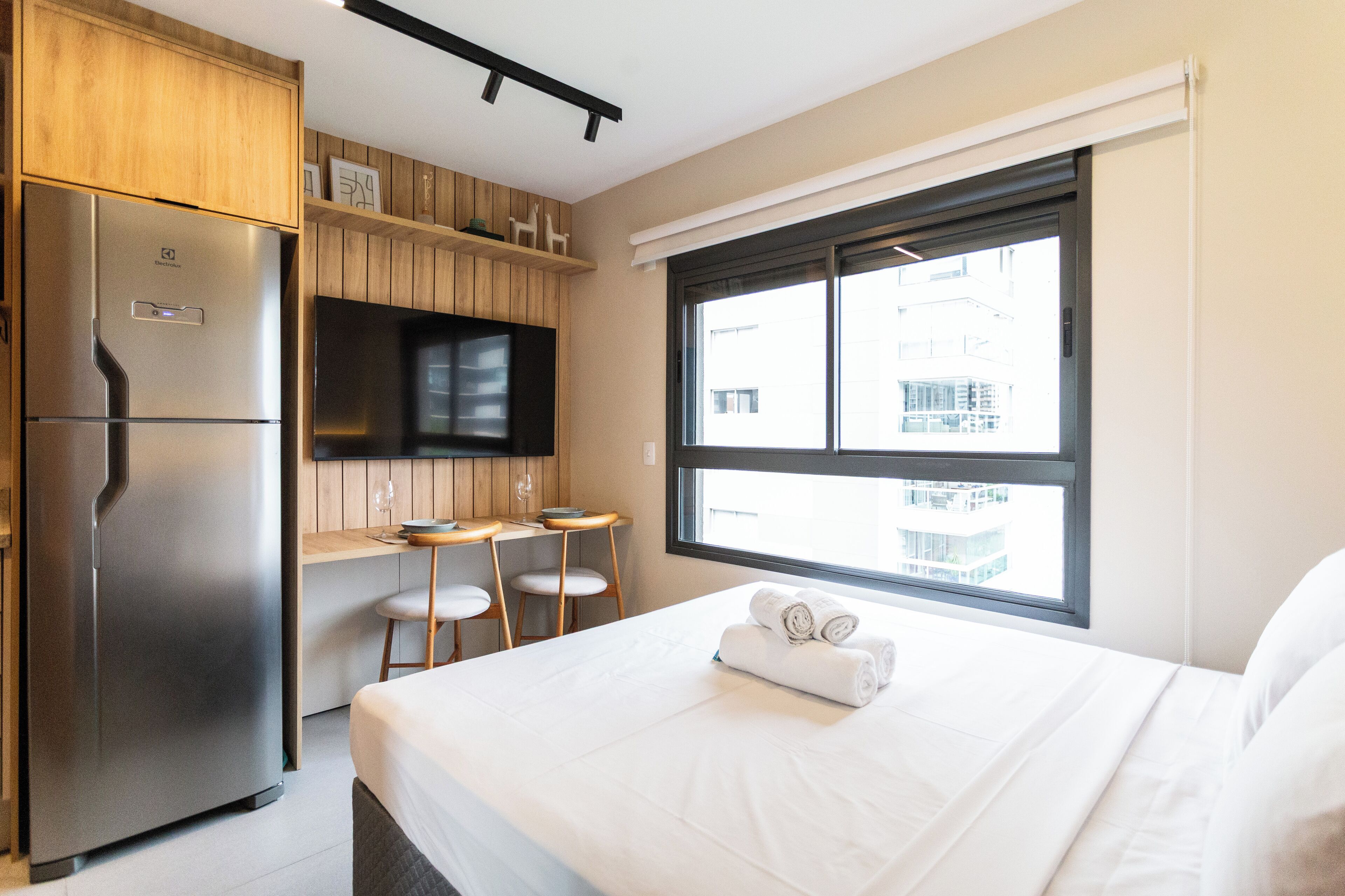 Estúdio | Roupas de cama premium, cortinas blackout, ferros/tábuas de passar roupa