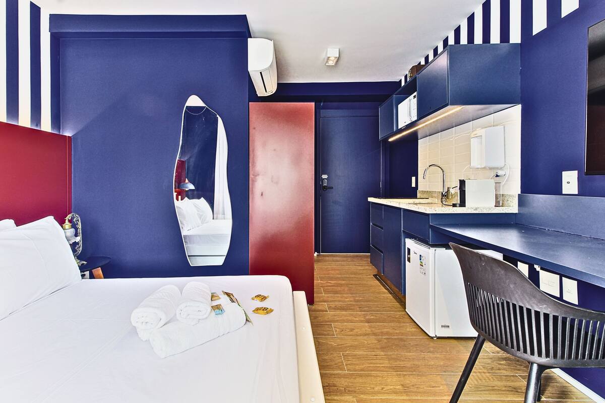 Studio | Premium bedding, blackout curtains, iron/ironing board, free WiFi
