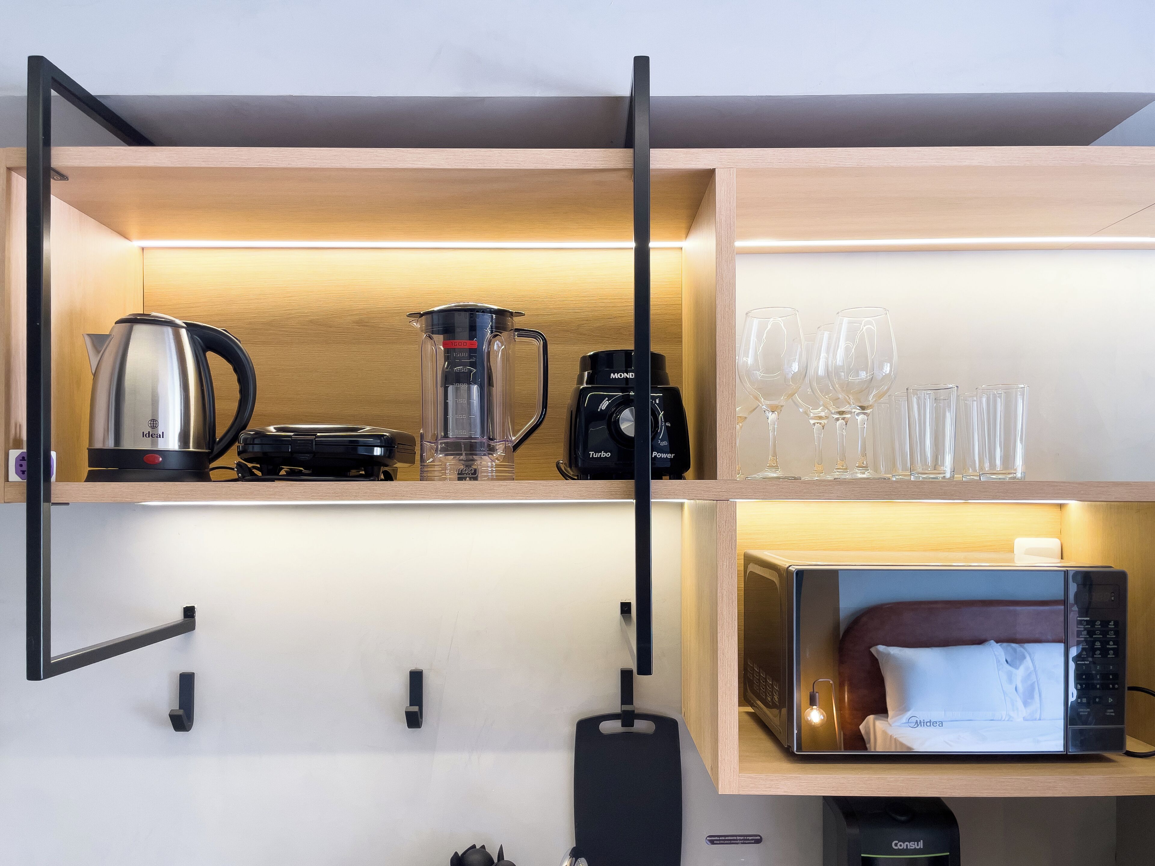 Eine Küche mit Kaffeemaschine, Mixer und Mikrowelle.