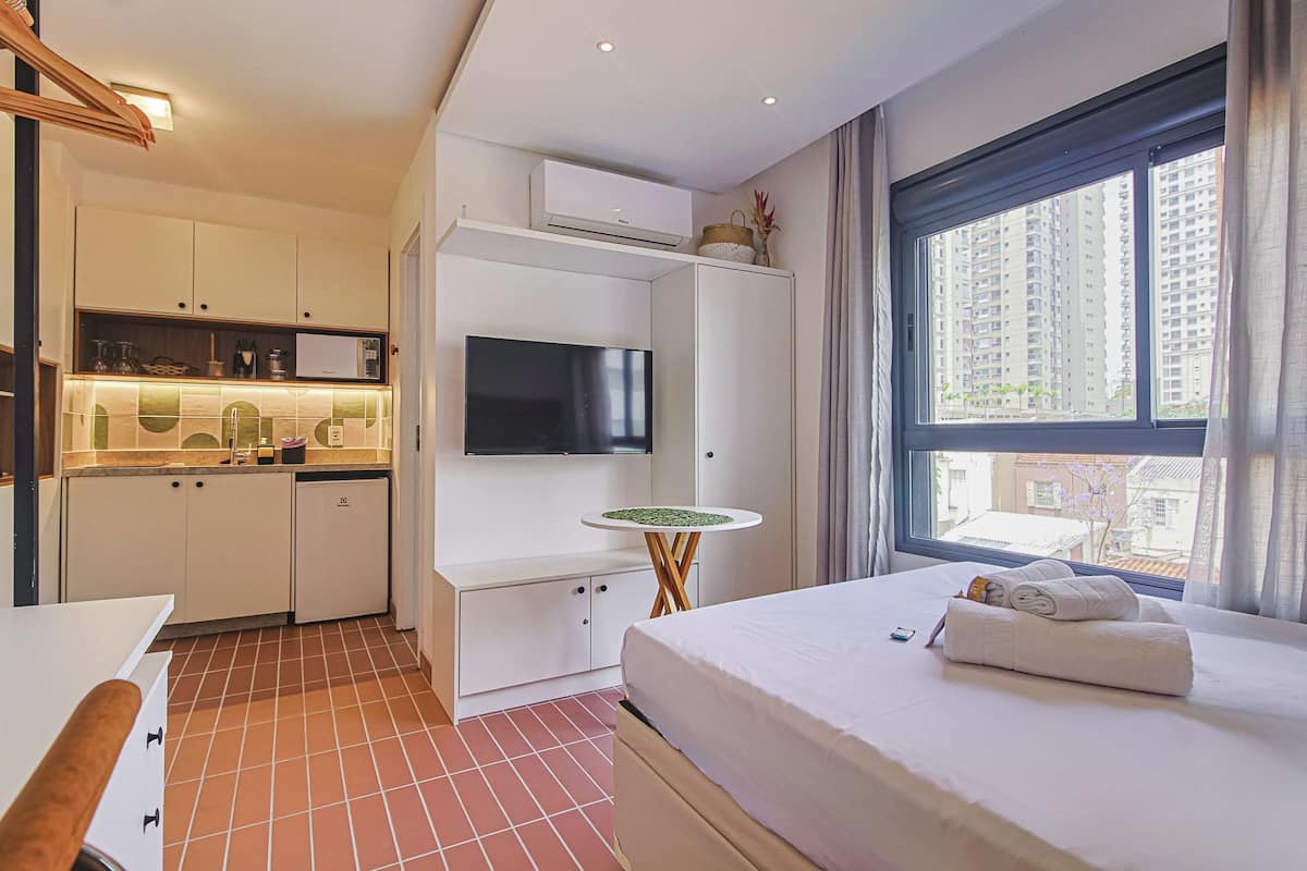 Studio | Premium bedding, blackout curtains, iron/ironing board, free WiFi