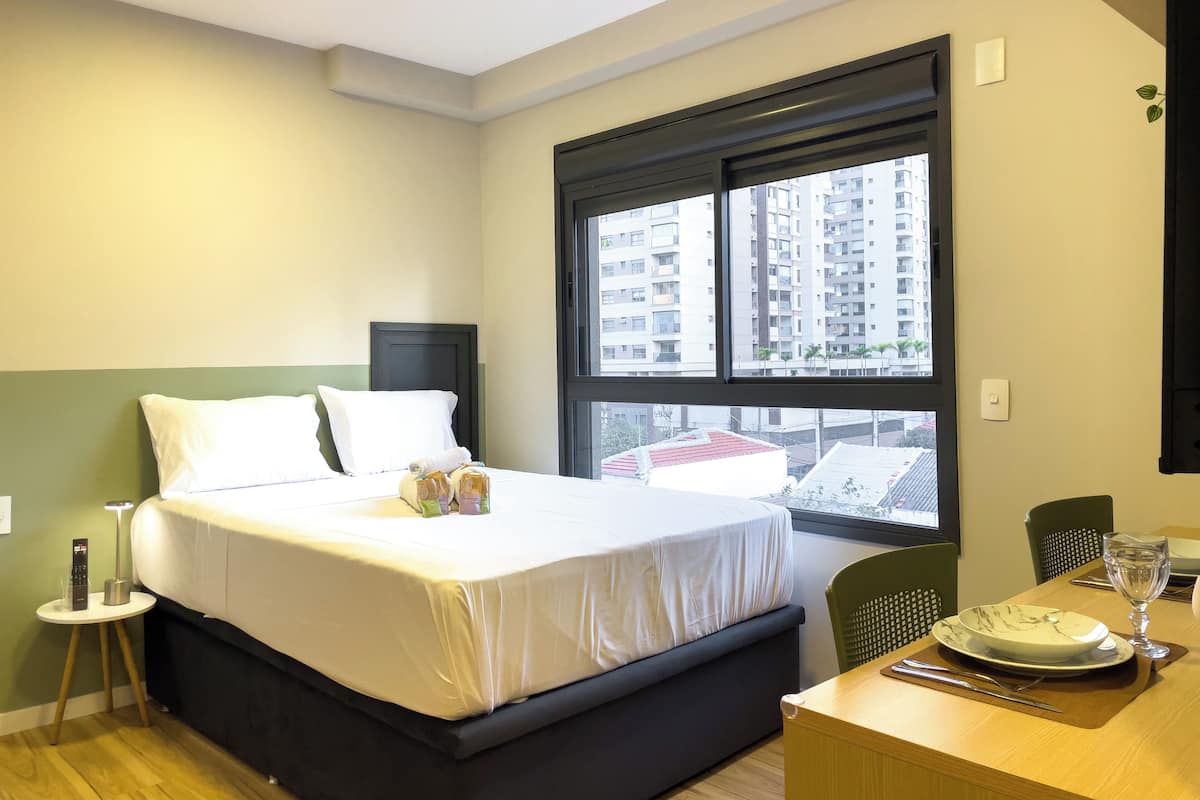 Studio | Premium bedding, blackout curtains, iron/ironing board, free WiFi