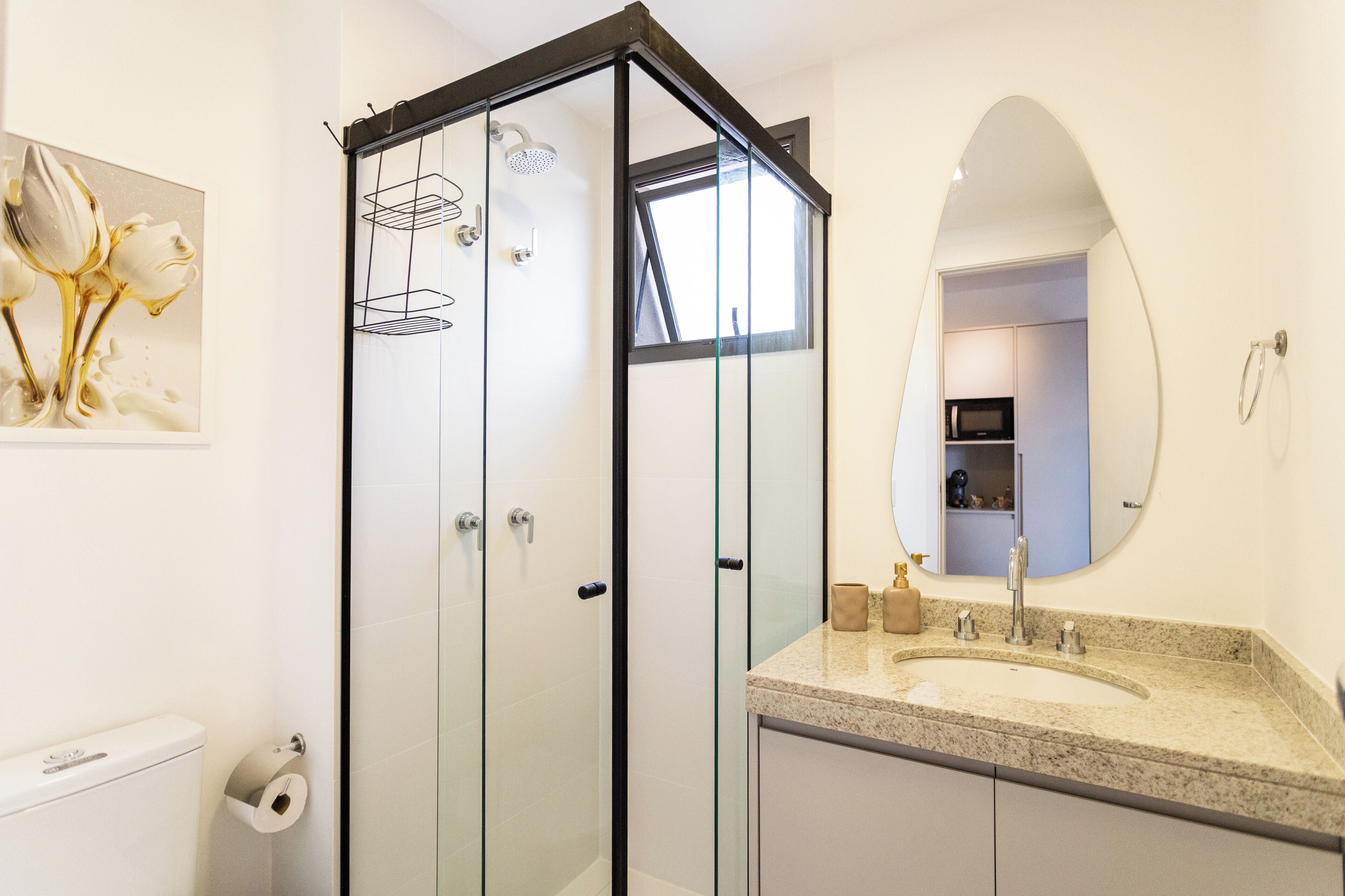 Basic Studio | Bathroom | Towels, soap, shampoo, toilet paper