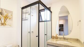 Basic Studio | Bathroom | Towels, soap, shampoo, toilet paper