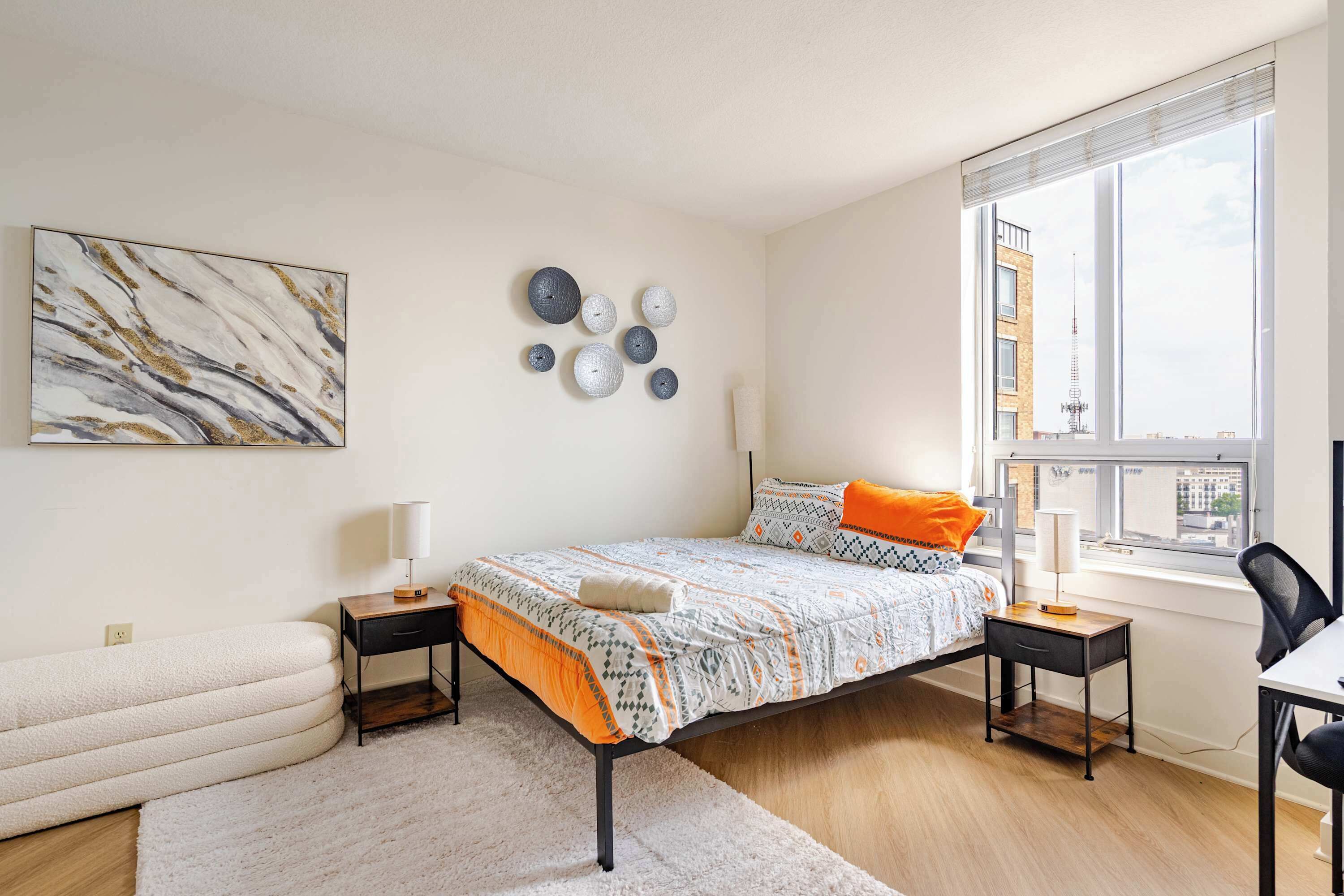 2 bedrooms, in-room safe, desk, iron/ironing board