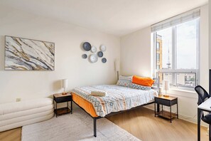 2 makuuhuonetta, tallelokero huoneessa, työpöytä, silitysrauta/-lauta