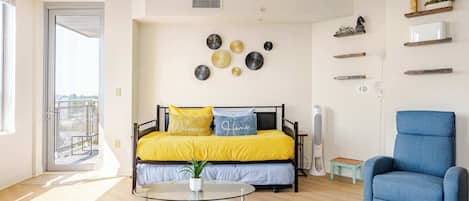 تلفزيون ذكي، مدفأة، ألعاب فيديو، مشغل دي في دي