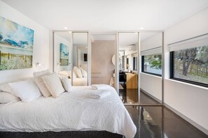 1 bedroom, desk, iron/ironing board, travel cot - Beachfront W/ Breathtaking Views (Blackmans Bay)