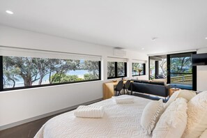 1 chambre, bureau, fer et planche à repasser, lit parapluie