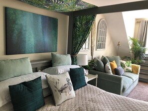 1 slaapkamer, een bureau, een strijkplank/strijkijzer, reisbedje