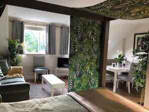 1 chambre, bureau, fer et planche à repasser, lit de bébé portatif