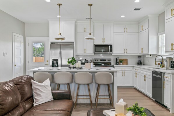 Private kitchen - "The Mustang Outpost", Family-Friendly, Sleeps 8 Conveniently Near Downtown (Granbury)