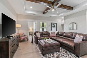 Living area - "The Mustang Outpost", Family-Friendly, Sleeps 8 Conveniently Near Downtown (Granbury)