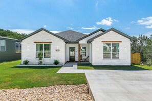 Exterior - "The Mustang Outpost", Family-Friendly, Sleeps 8 Conveniently Near Downtown (Granbury)