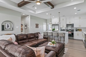 Living area - "The Mustang Outpost", Family-Friendly, Sleeps 8 Conveniently Near Downtown (Granbury)